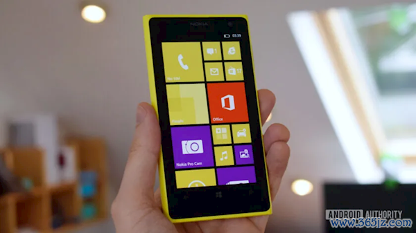 翻出13年前的Lumia 1020 开机开了10分钟 居然还能用