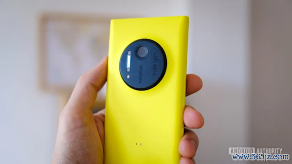 翻出13年前的Lumia 1020 开机开了10分钟 居然还能用